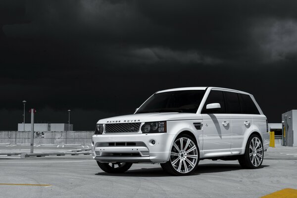 Beautiful white range rover at night