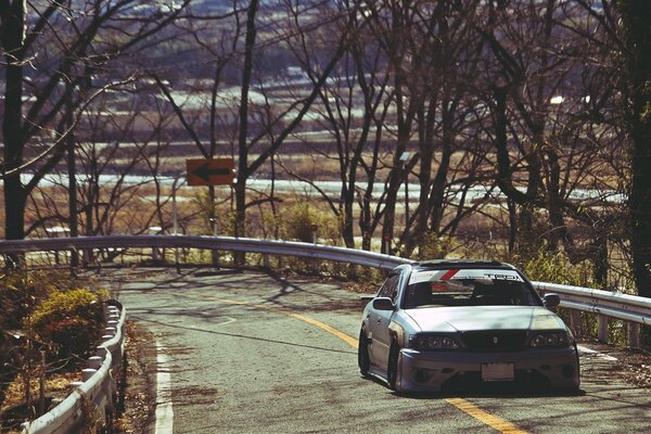 Photo Toyota cresta on the road landscape