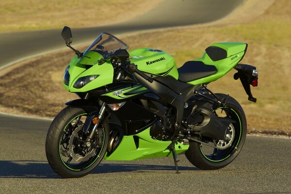 Green motorcycle sportbike kawasaki zx-6r
