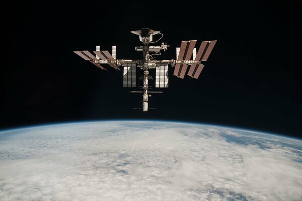 Bottomless space and the space station