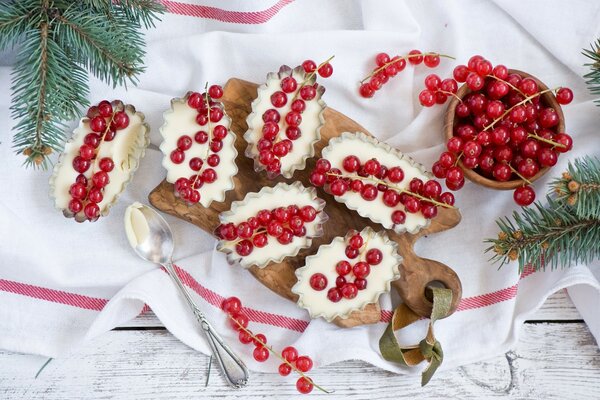 Koasnaya currant on a wooden board