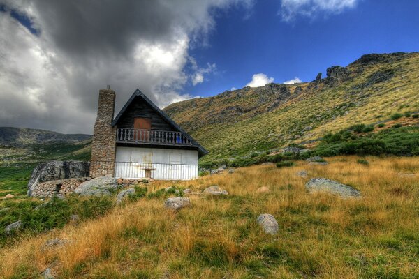 The lonely dwelling of a recluse in the mountains