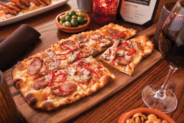 Full-time pizza with sausage and pepper