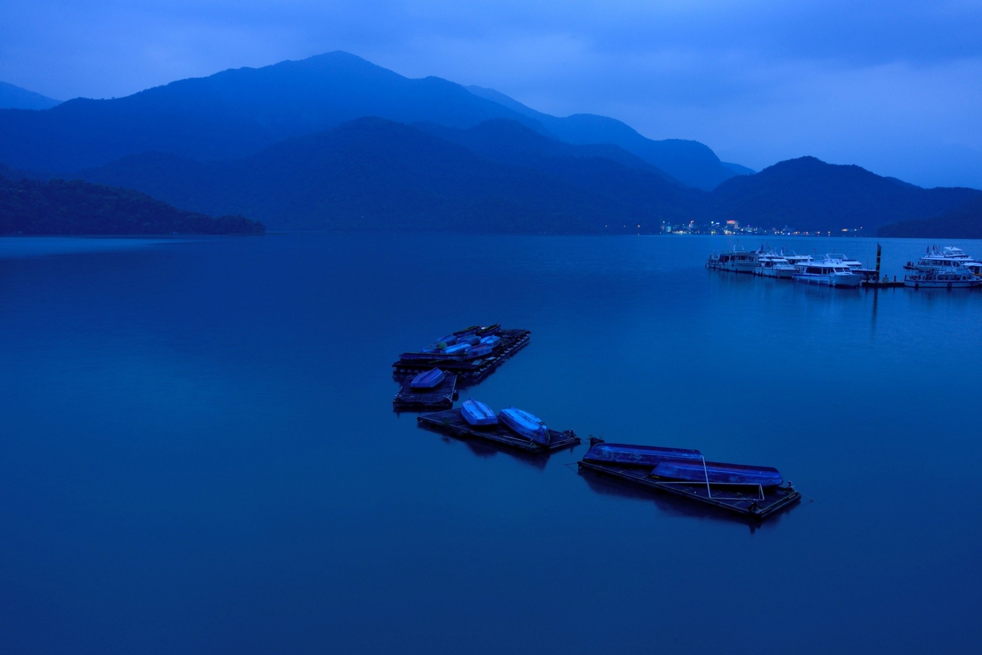 lights gulf night the pair mountain boat