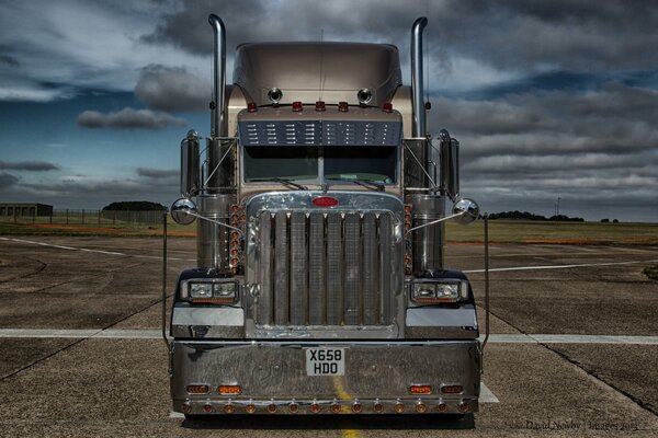 Peterbilt- beckons me to drive!
