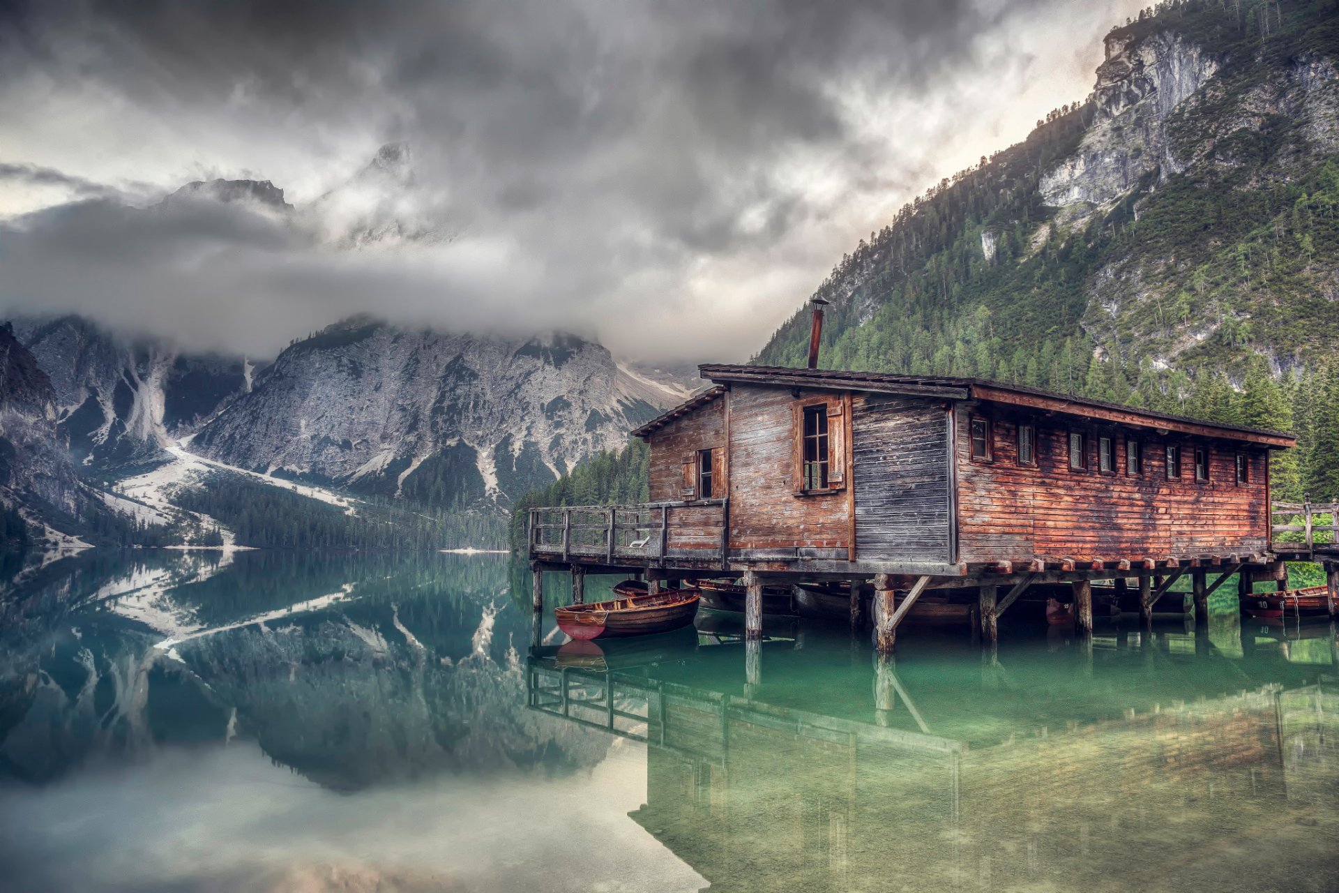 lake braies lake boat mountain reflection