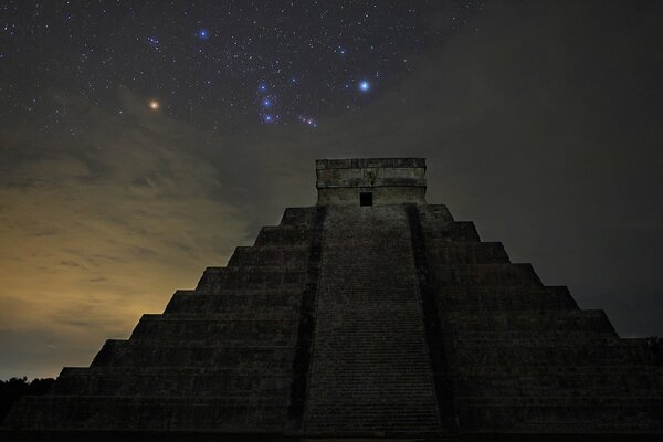 The star of the Horizon at the pyramid of El Castilio