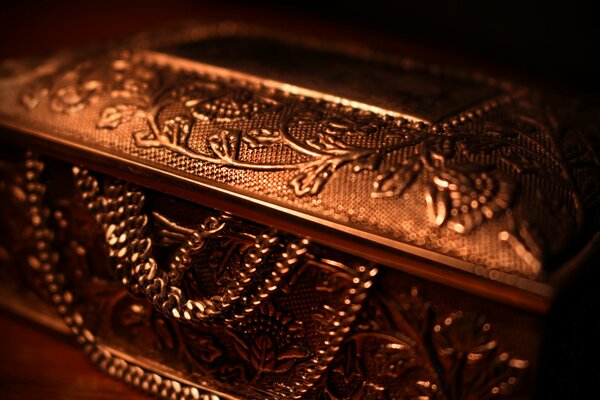 The golden casket. Chains and other jewelry