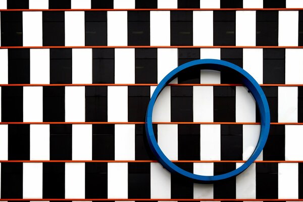 Optical illusion with black and white stripes