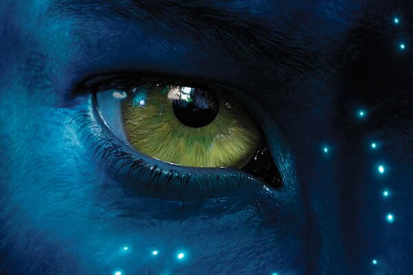 Avatar s bright green eye