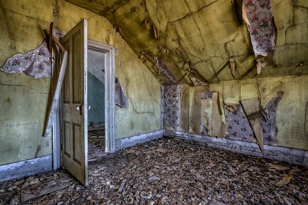 An old room with an old piano