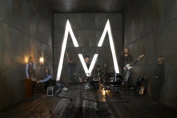 A room with the letter m and musicians