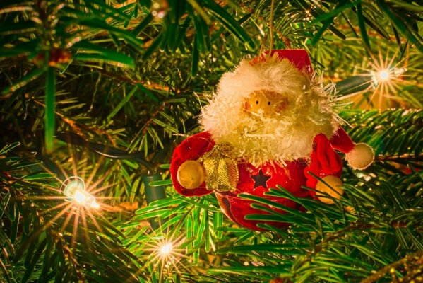 The radiance of Christmas garlands on the Christmas tree