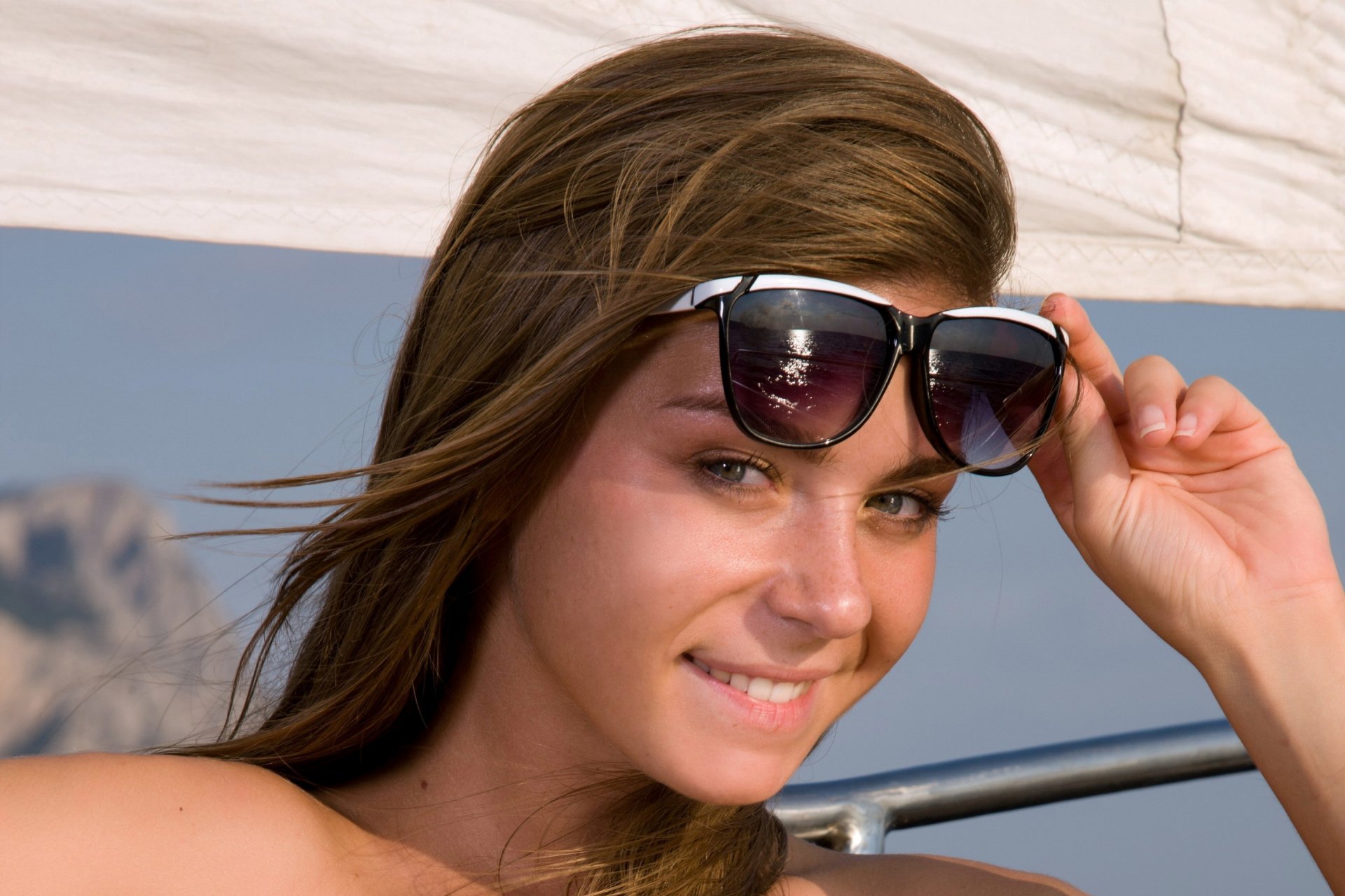 natalia e lily c raisa model smile sunglasses face