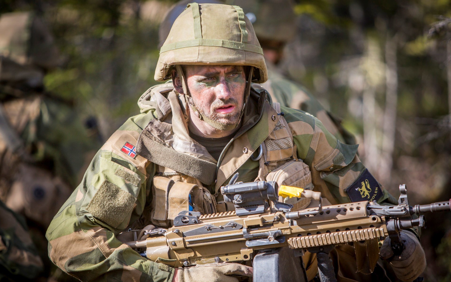 norwegian army men weapon