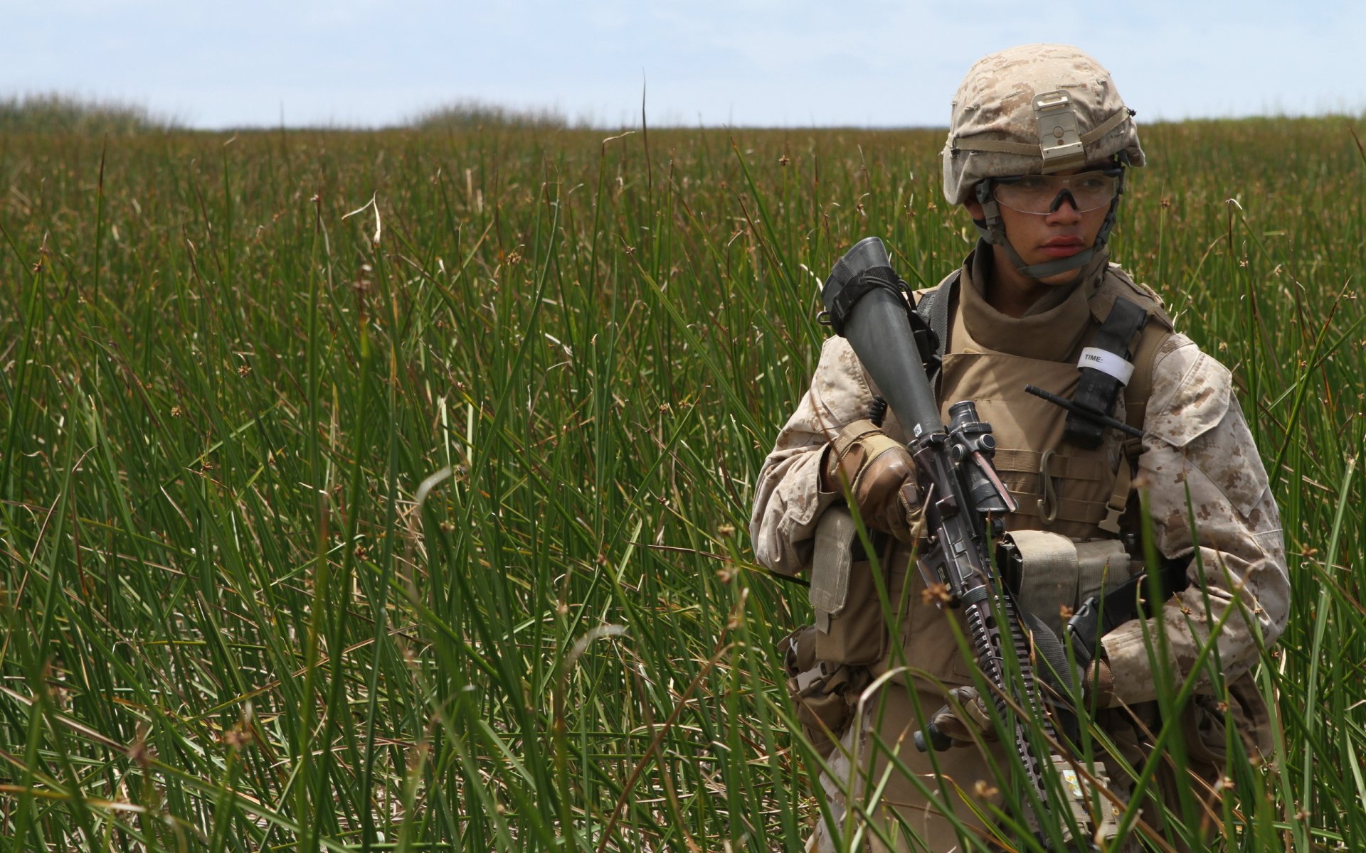 oldier machine gun man