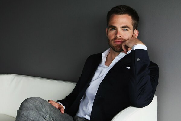 Photo of actor Chris Pine