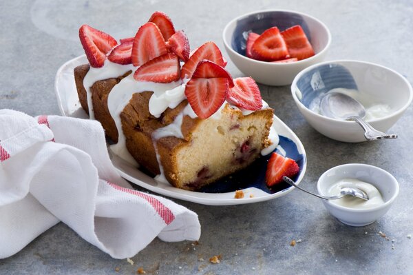 Cupcake on the table with gravy and strawberries