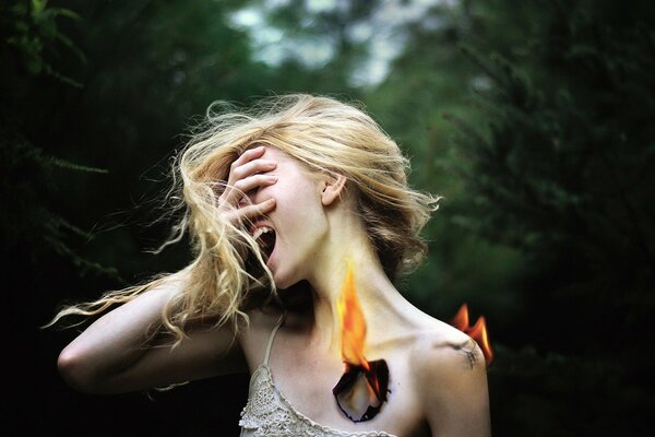 Girl screams, wounded by fire