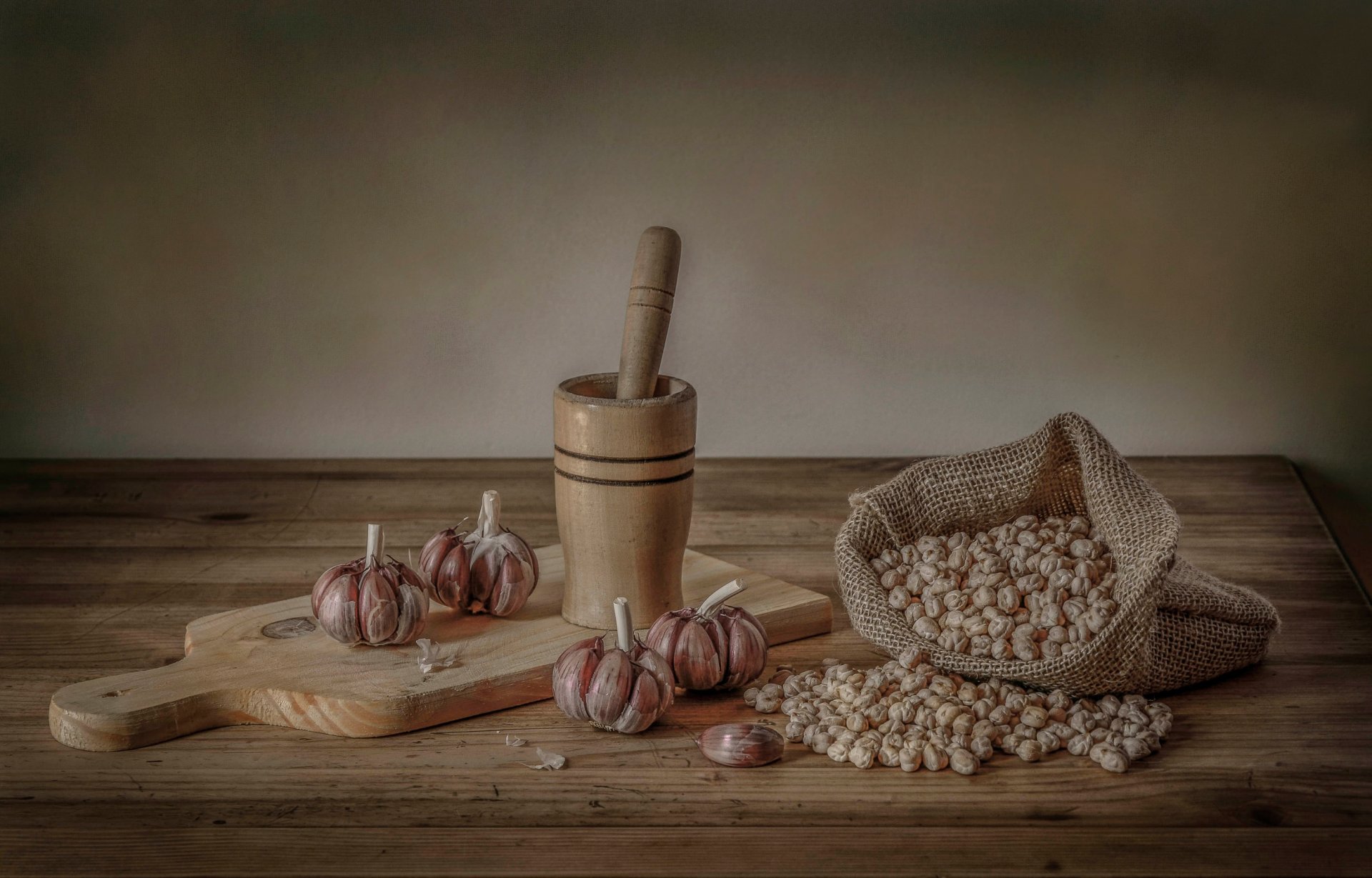 garlic chickpeas peas board pestle mortar still life