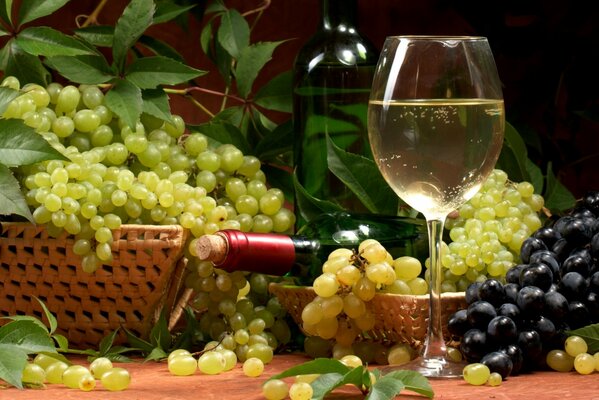 Cooked wine and grapes
