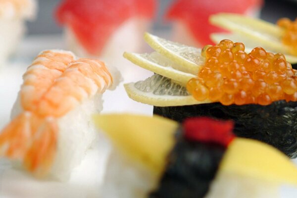 Sushi with shrimp, caviar and lemon