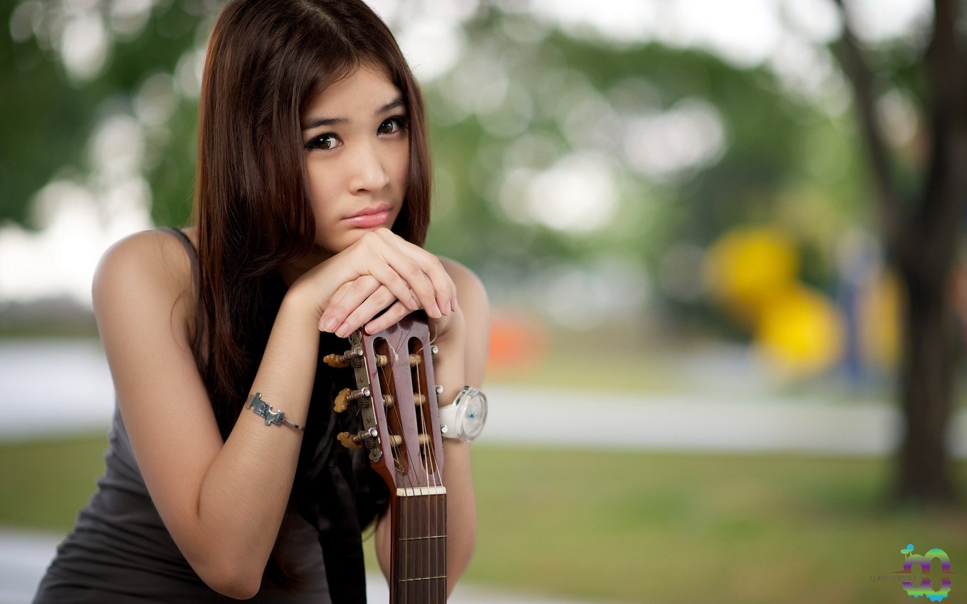 juinnie thor girl guitar