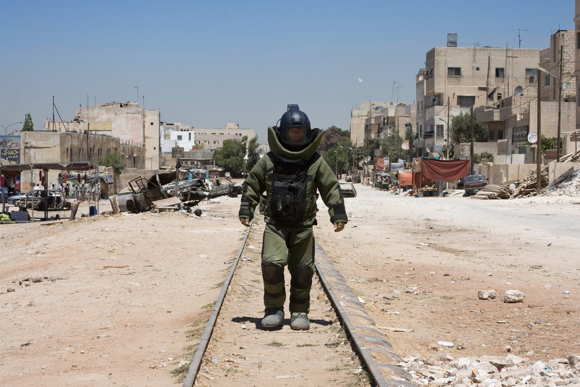 the hurt locker matt thompson guy pearce minesweeper protective clothing town film