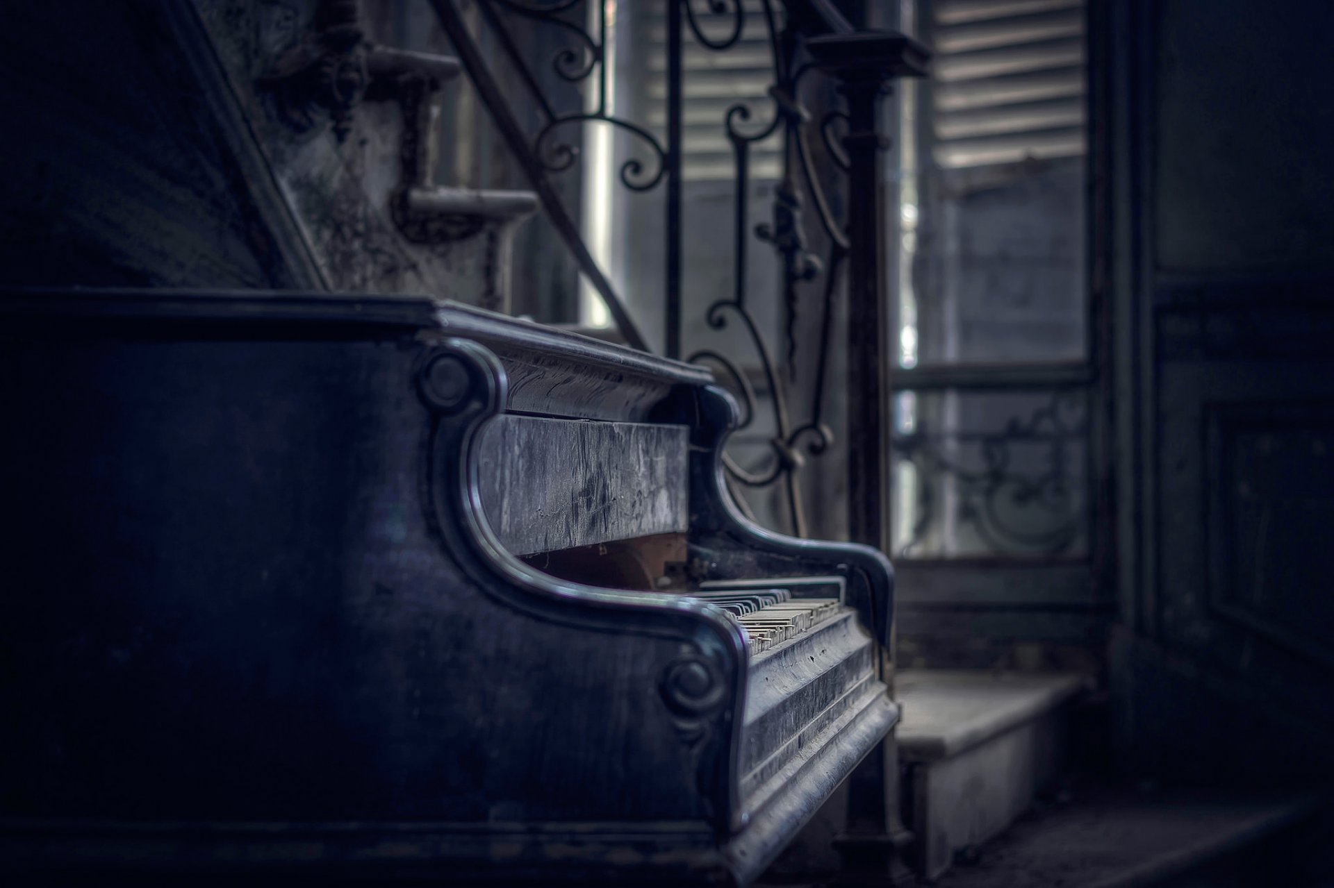 piano key dust