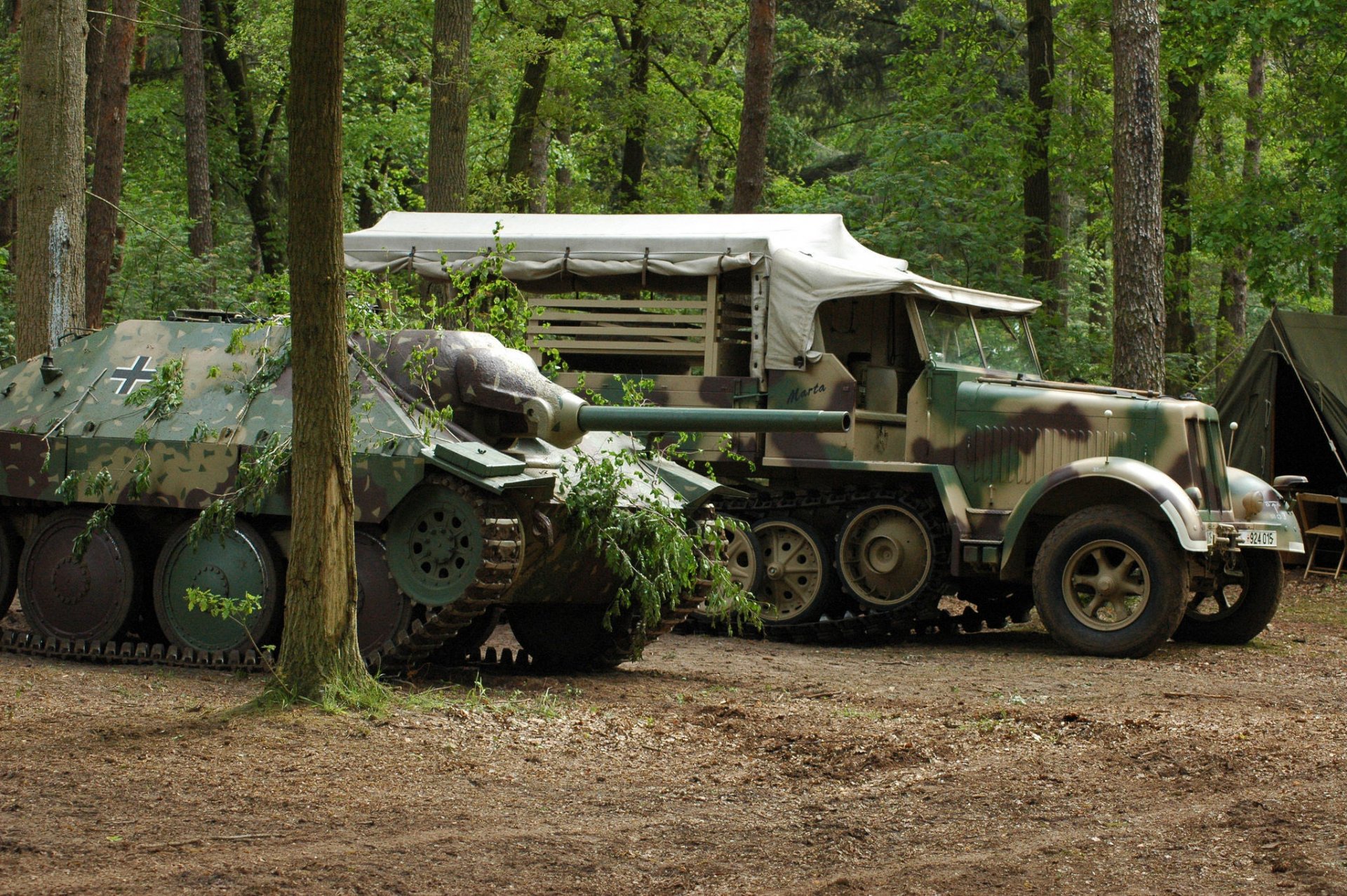 hetzer hetzer jagdpanzer 38 self-propelled artillery track military truck forest