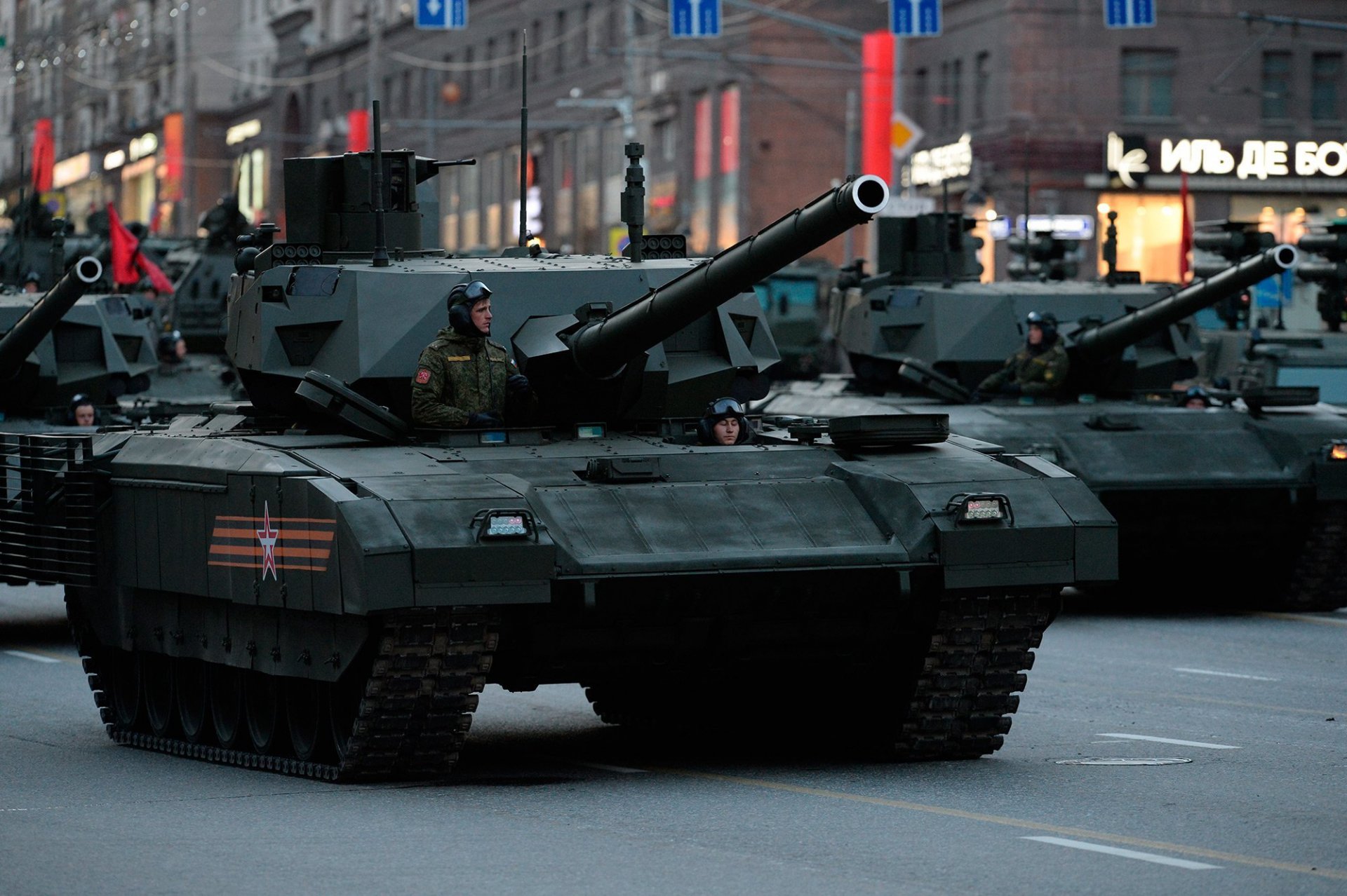 tank armata t-14 moscow dress rehearsal hit