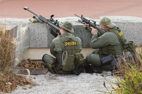 Spypers in green uniforms in ambush