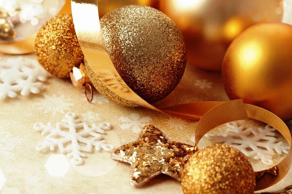 Gold and glitter glitter of Christmas decorations
