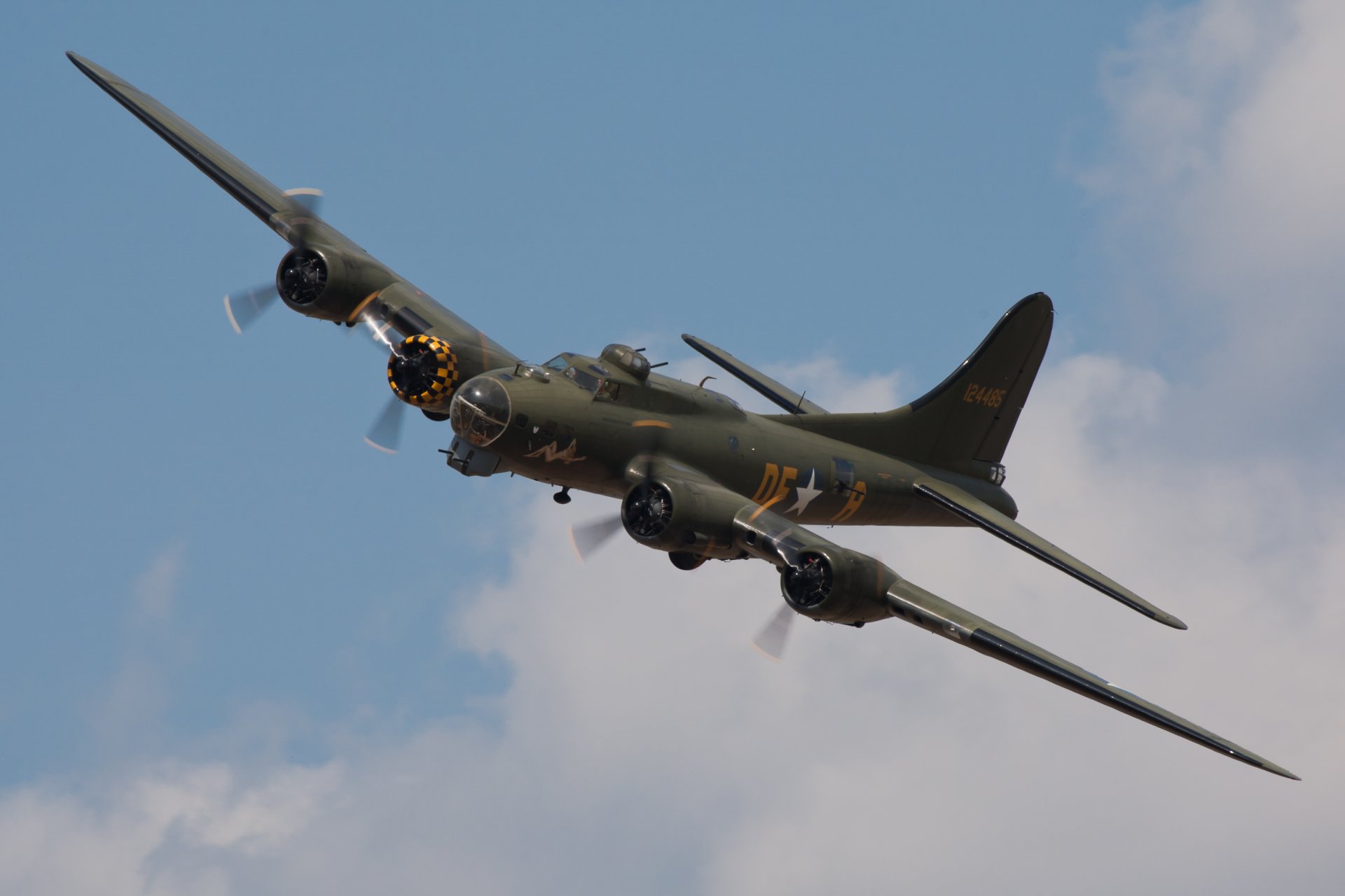 ky plane boeing b-17 flyig fortress flying fortress american all-metal heavy four-engine bomber ww2